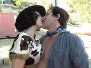 Troia cowgirl lady che fa sesso all'aperto